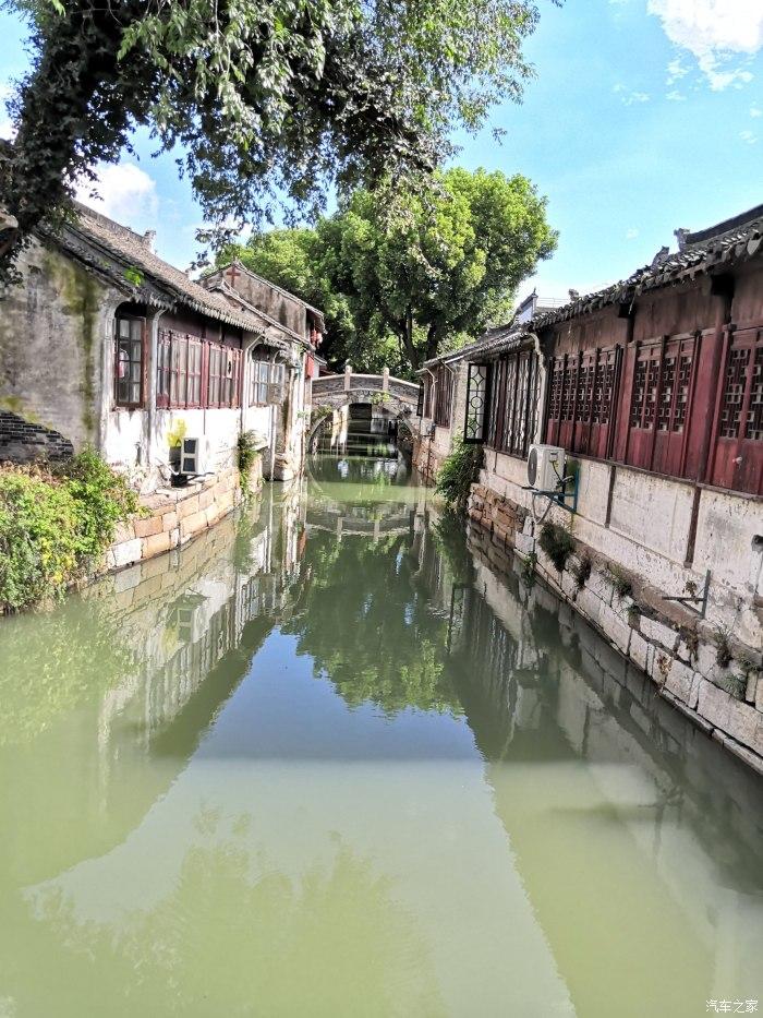 苏州吴江首批无人快递车上路，每车每天可配送快递超1000件